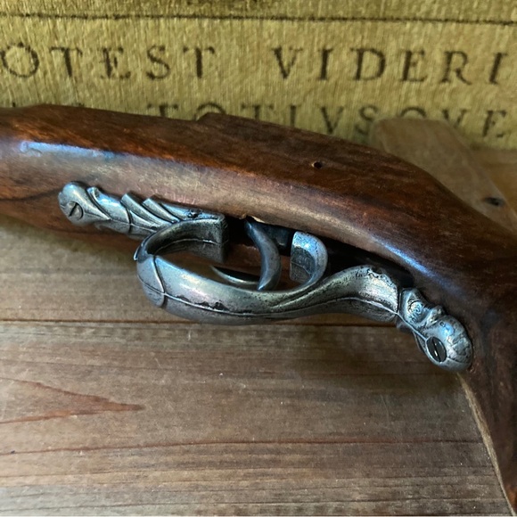 Pirate Flintlock and flask decorative set - Picture 8 of 14